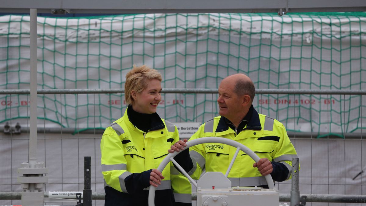 LUBMIN, GERMANY - JANUARY 14: German Chancellor Olaf Scholz and Manuela Schwesig, Minister President of Mecklenburg-Vorpommern during the official opening of the Lubmin LNG terminal on January 14, 2023 in Lubmin, Germany. The Lubmin terminal is one several Germany is building on its northern coast and the second to go into operation. The new terminals are an essential part of Germany's pivot away from imports of natural gas from Russia and will allow Germany to receive liquified natural gas from countries including Qatar and the USA. (Photo by Norbert Fellechner - Pool/Getty Images)