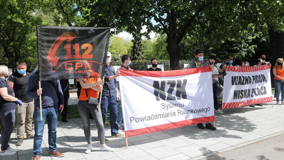 Warszawa, 17.05.2021. Protest operatorów numerów alarmowych przed siedzibą KPRM w Warszawie, 17 bm. Protestujący domagają się m.in. zmian w organizacji Centrów Powiadamiania Ratunkowego. (jm) PAP/Wojciech Olkuśnik