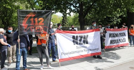 Warszawa. Protest operatorów numerów alarmowych. Chcą zmian w płacy i urlopach