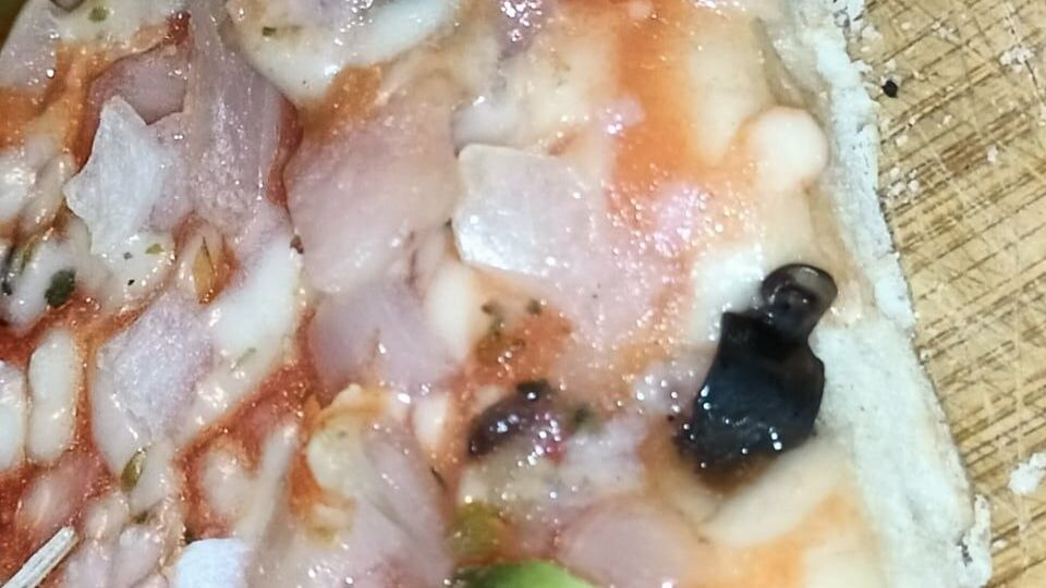 Kawałek metalu znaleziony w pizzy Familijna z Biedronki
