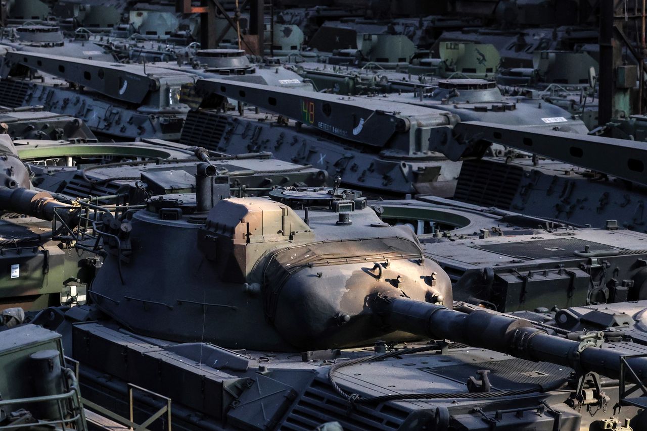 Czołgi Leopard 1A5BE w magazynie OIP.