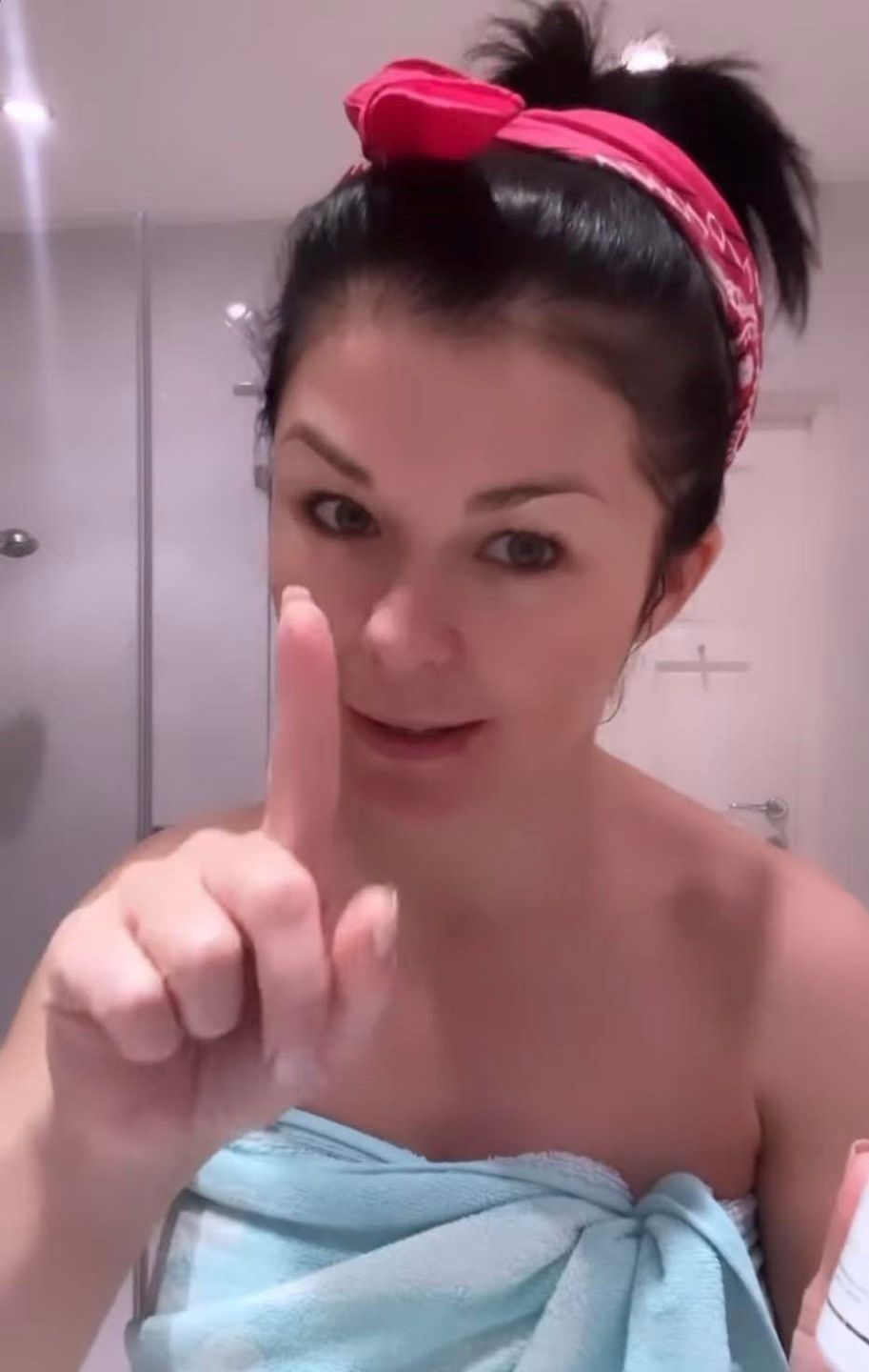 Katarzyna Cichopek w samym ręczniku i bez makijażu