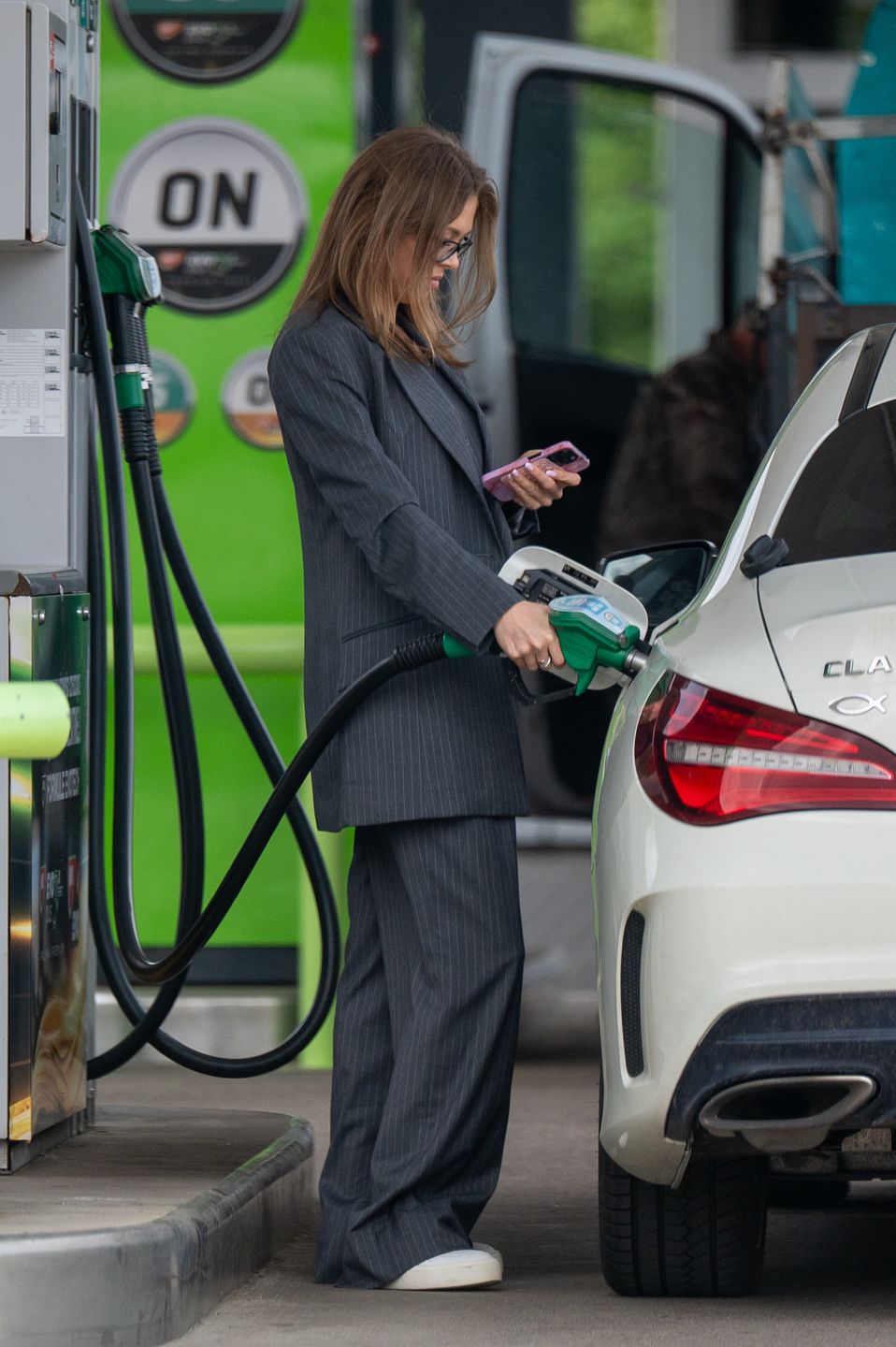 Joanna Opozda z torebką Chanel i telefonem w dłoni