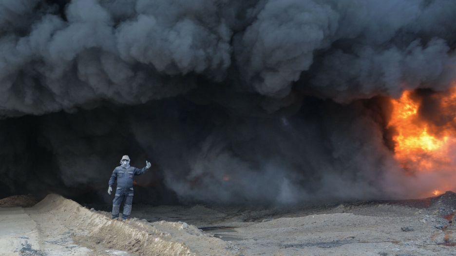 Pożar wywołany przez bojowników ISIS  na obrzeżach miasta Qayyarah w Iraku