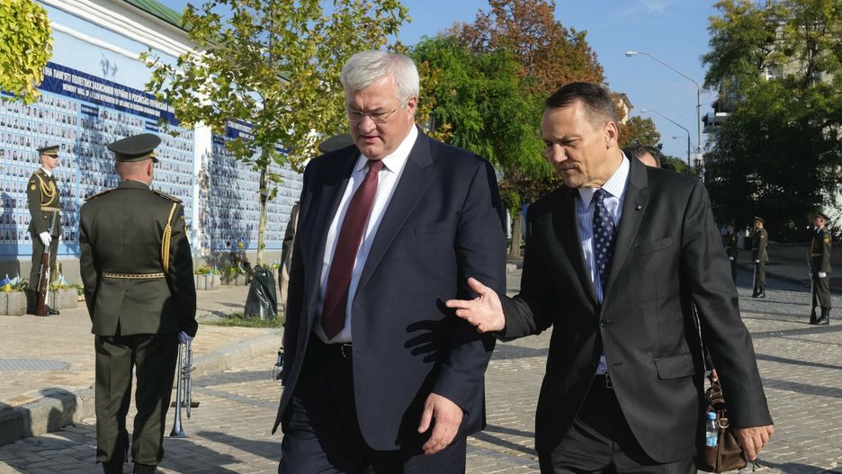 Jest decyzja ukraińskiego IPN. Chodzi o ofiary rzezi wołyńskiej. Na zdjęciu: minister spraw zagranicznych Ukraina Andrij Sybiha i szef polskiego MSZ Radosław Sikorski