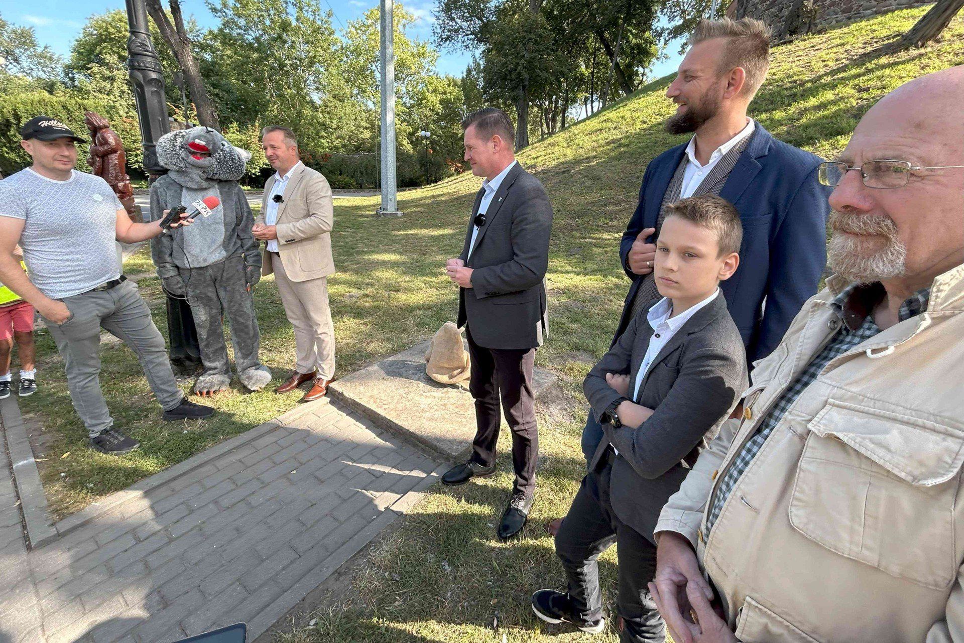 Promocja Kruszwicy. Figurka myszki Gryzomir pod Mysią Wieża