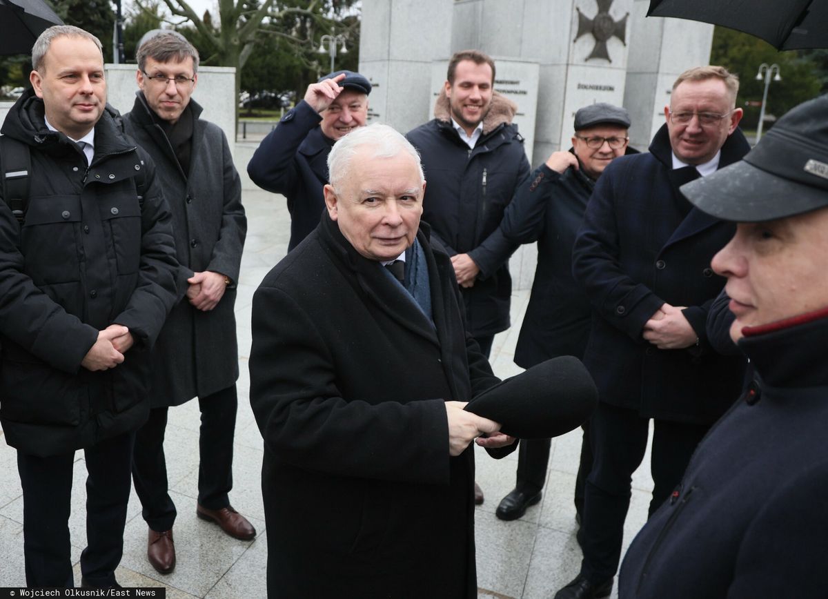 Podczas przepychanek przed Sejmem doszło do spięcia między politykami PiS a reporterem TVP
