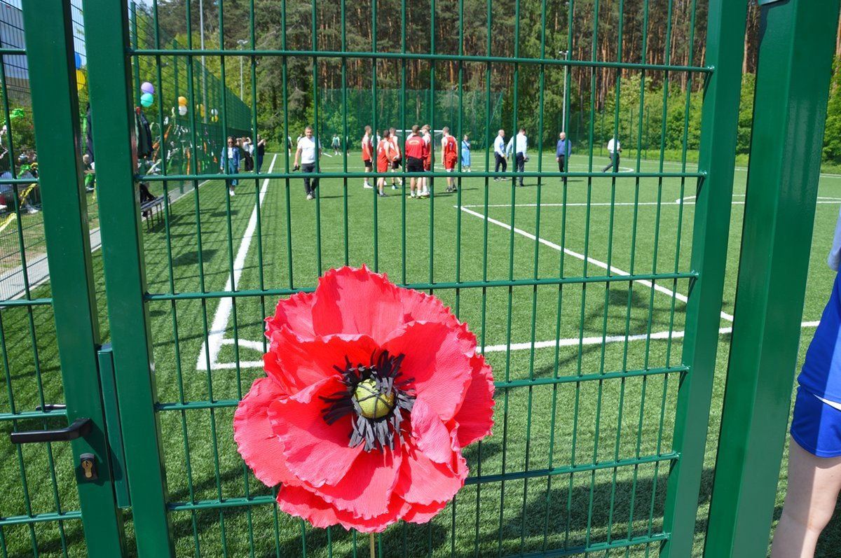 Kompleks sportowy „Orlik” przy Centrum Edukacji Zawodowej w Stalowej Woli przeszedł modernizację. Zobacz, jak teraz wygląda
