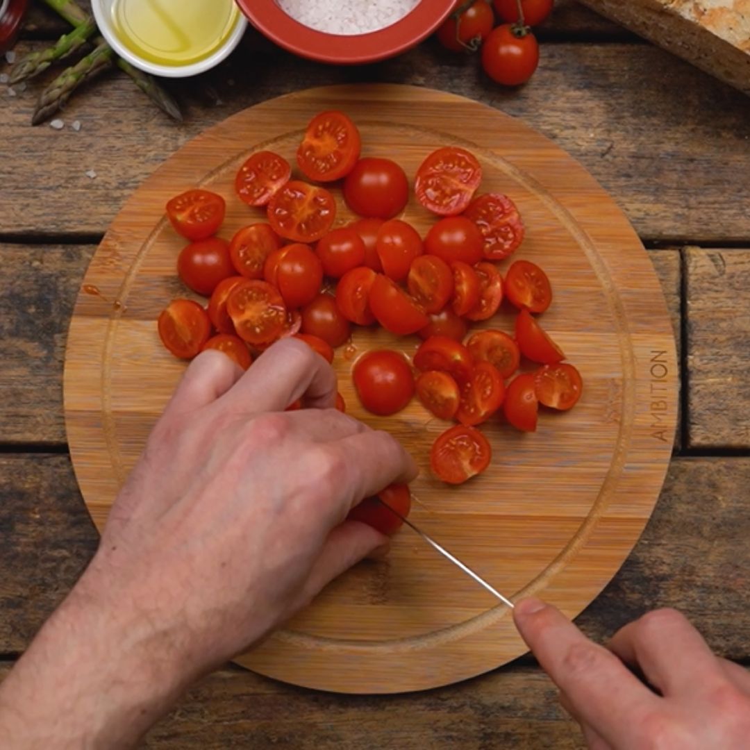 Mini pomidorki dzielę na pół