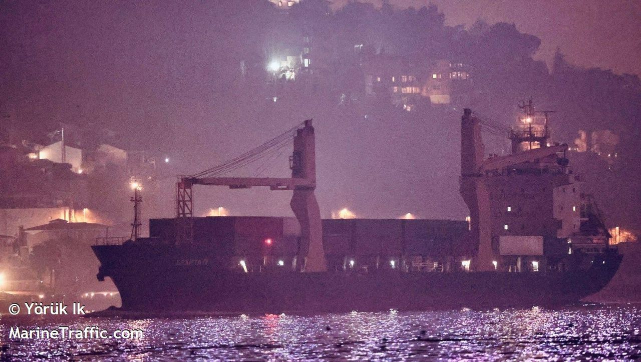 Rosyjski statek na Morzu Czarnym. Na jego pokładzie znajduje się sprzęt wojskowy