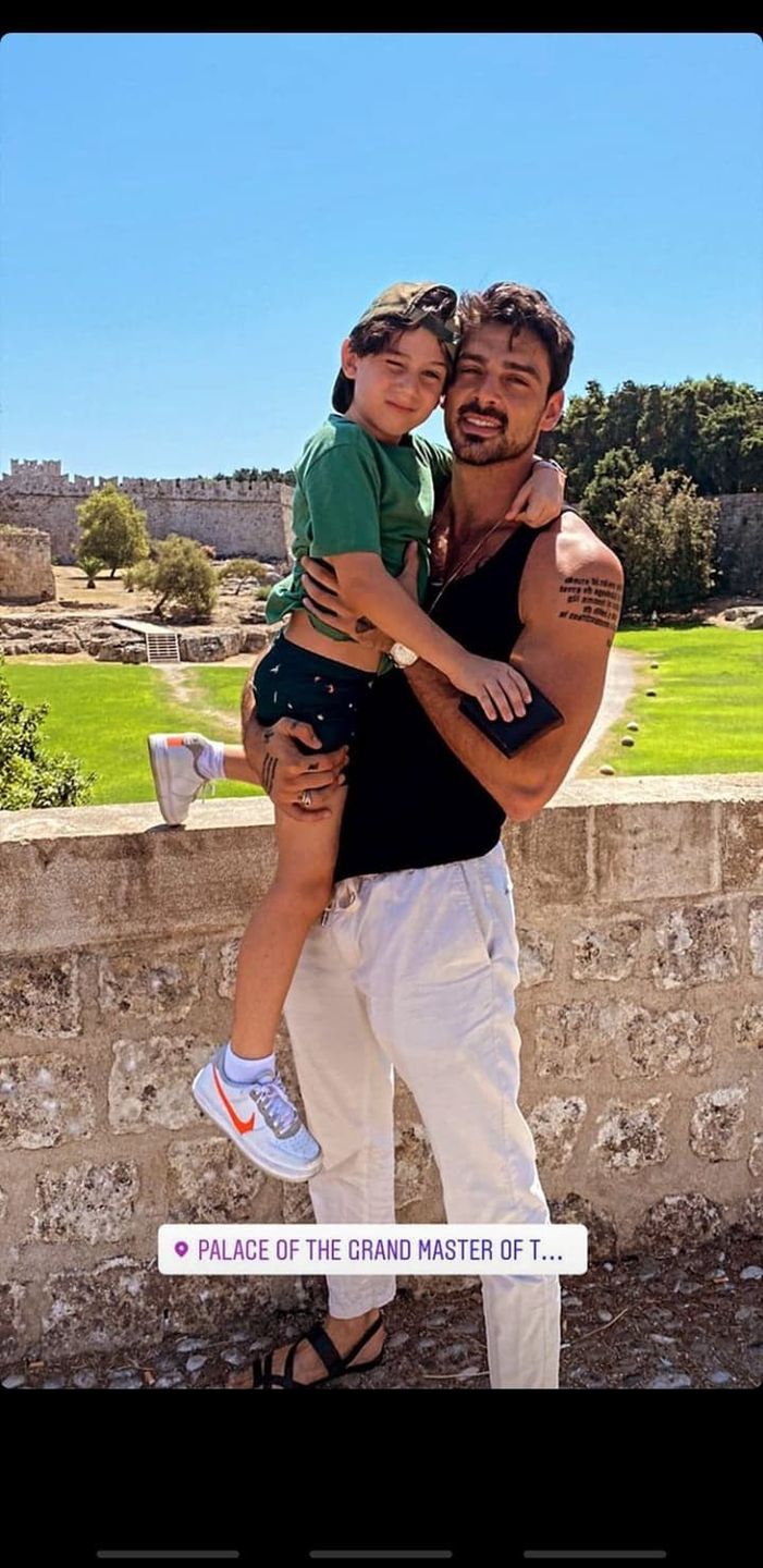 Michele Morrone bawi się z synem w basenie