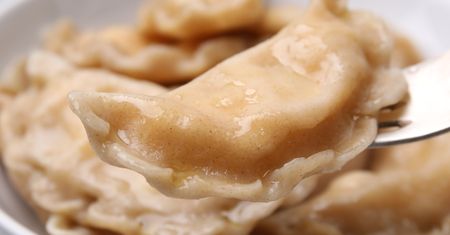 Dodaję troszkę do ciasta na pierogi, mimo że wszyscy odradzają. Jest delikatne i nigdy się nie rozwala.