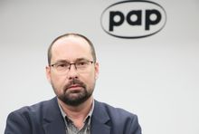 Marek B?o?ski nowym prezesem PAP
Fot. Pawel Wodzynski/East News, Warszawa,  21.12.2023. Nowo powo?any prezes Polskiej Agencji Prasowej Marek Blonski. 20 bm. minister kultury odwolal dotychczasowe wladze Polskiego Radia, Telewizji Polskiej i PAP.
Pawel Wodzynski