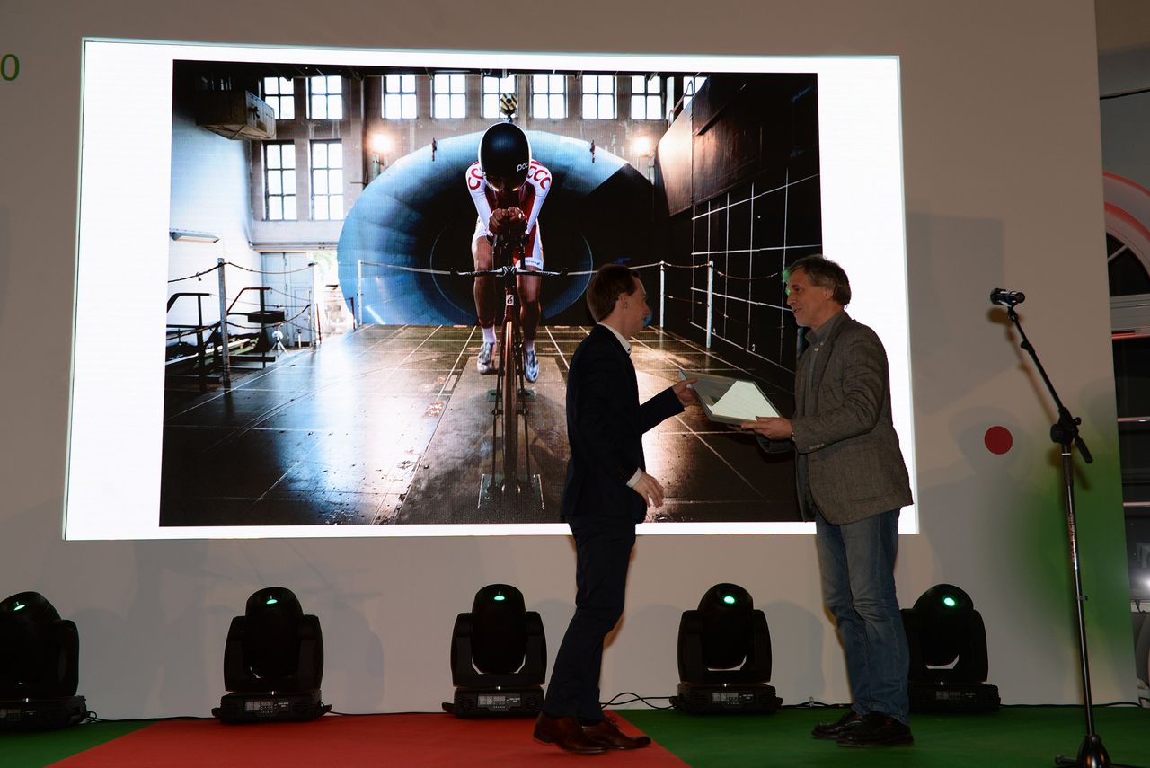 Adam Stępień po odebraniu nagrody za II miejsce w kat. Sport, fotoreportaż. 23 lata po niemieckich zawodnikach, pierwszy raz w historii Polskiego Związku Kolarskiego, zawodnicy uczestniczyli w testach w tunelu aerodynamicznym. Test ma za zadanie znalezienie dla zawodnika najbardziej optymalnej pozycji podczas jazdy.