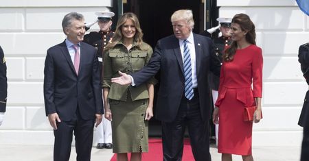 Nogi Melanii Trump w "wojskowym" kostiumie za 16 tysięcy w Białym Domu (ZDJĘCIA)