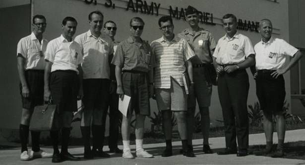 Zespół, biorący udział w testach na atolu Kwajalein. Charles Herzfeld w środku, w jasnej koszulce polo (Fot. Danger Room)