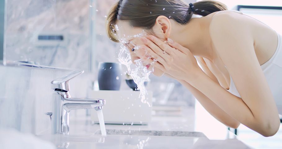 Koreańska pielęgnacja twarzy koncentruje się na odpowiednim oczyszczaniu, nawilżaniu i odżywianiu oraz zabezpieczaniu skóry.