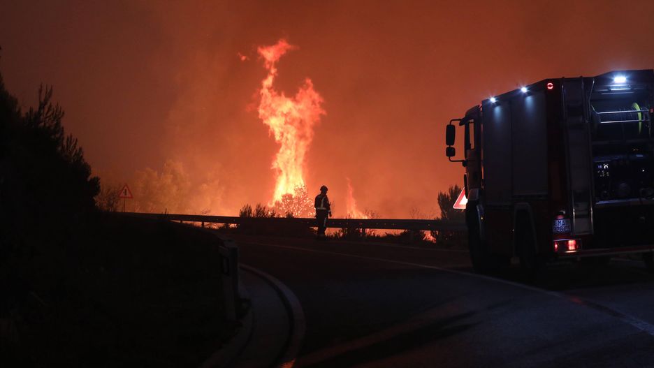 The fire penetrated the Biokovo Nature Park, engulfing the ranch, houses and vehicles in Tucepi
A big fire broke out in Tucepi, near Makarska, Croatia on July 30, 2024. A road in the town is closed due to firefighting and traffic is diverted to detours. The fire that broke out in Tucepi is now spreading towards Podgora. Fire brigades from Split, Omis and Makarska are at the fire place and 30 more firefighters left from Zagreb to hel their colleauges. The fire broke out yesterday around 8.15 PM and according to the Fire station of Split-Dalmatia County grass and maquis are burning and teh fire is spreading quickly due to the wind. The fire throughout the night, July 31, penetrated the Nature Park Biokovo, but also the ranch, houses and vehicles. The population is urged to be careful and follow the further instructions of the services. Photo: Ivo Cagalj/PIXSELL 
Dostawca: PAP/PIXSELL
Ivo Cagalj/PIXSELL
firefighters, fire, Tucepi, Makarska, Croatia