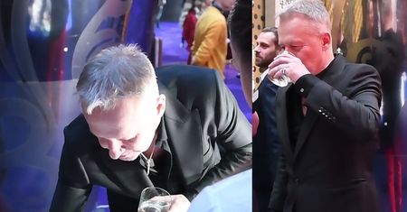 Linda ze szklanką wody rozdaje autografy