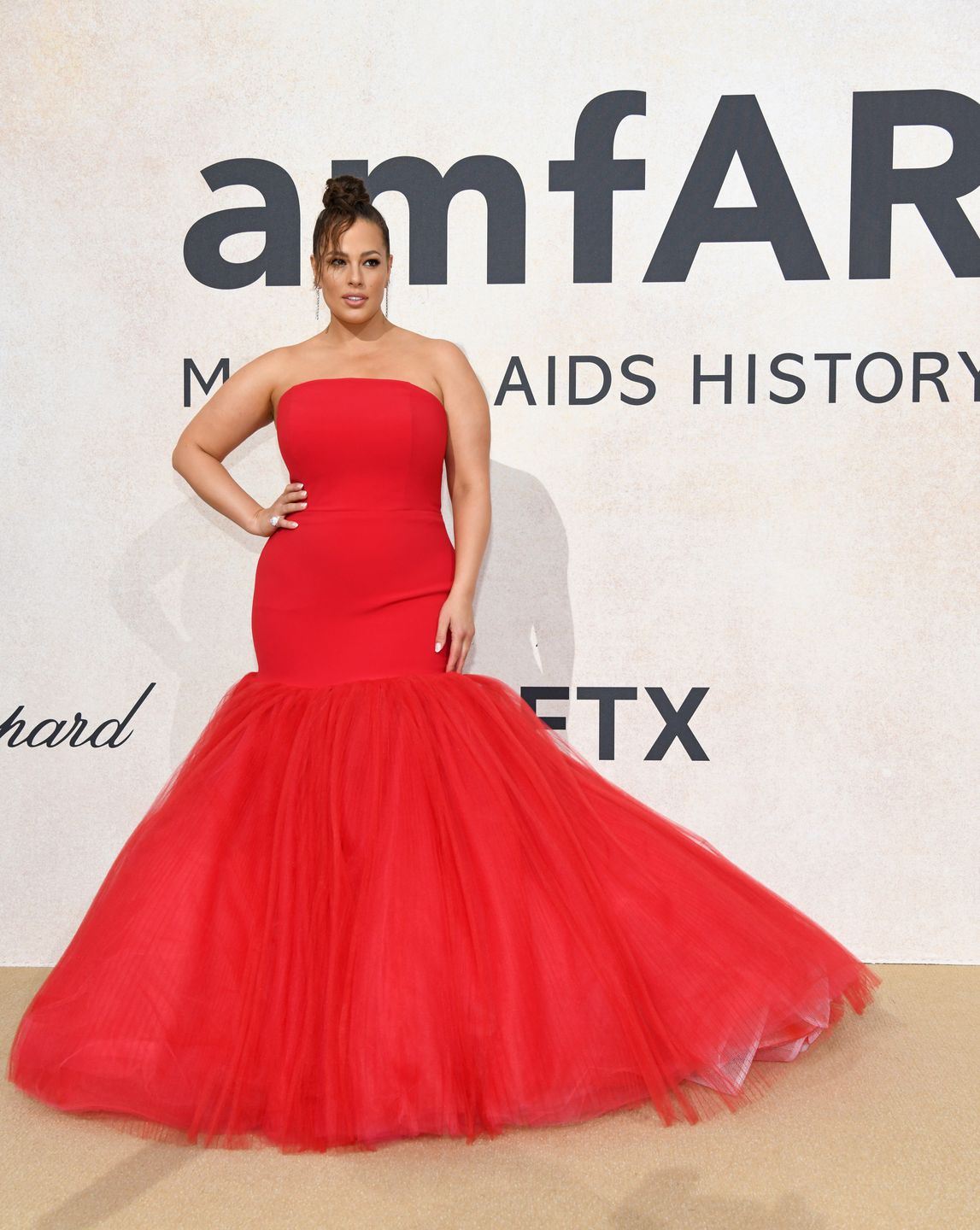Ashley Graham na gali amfAR 