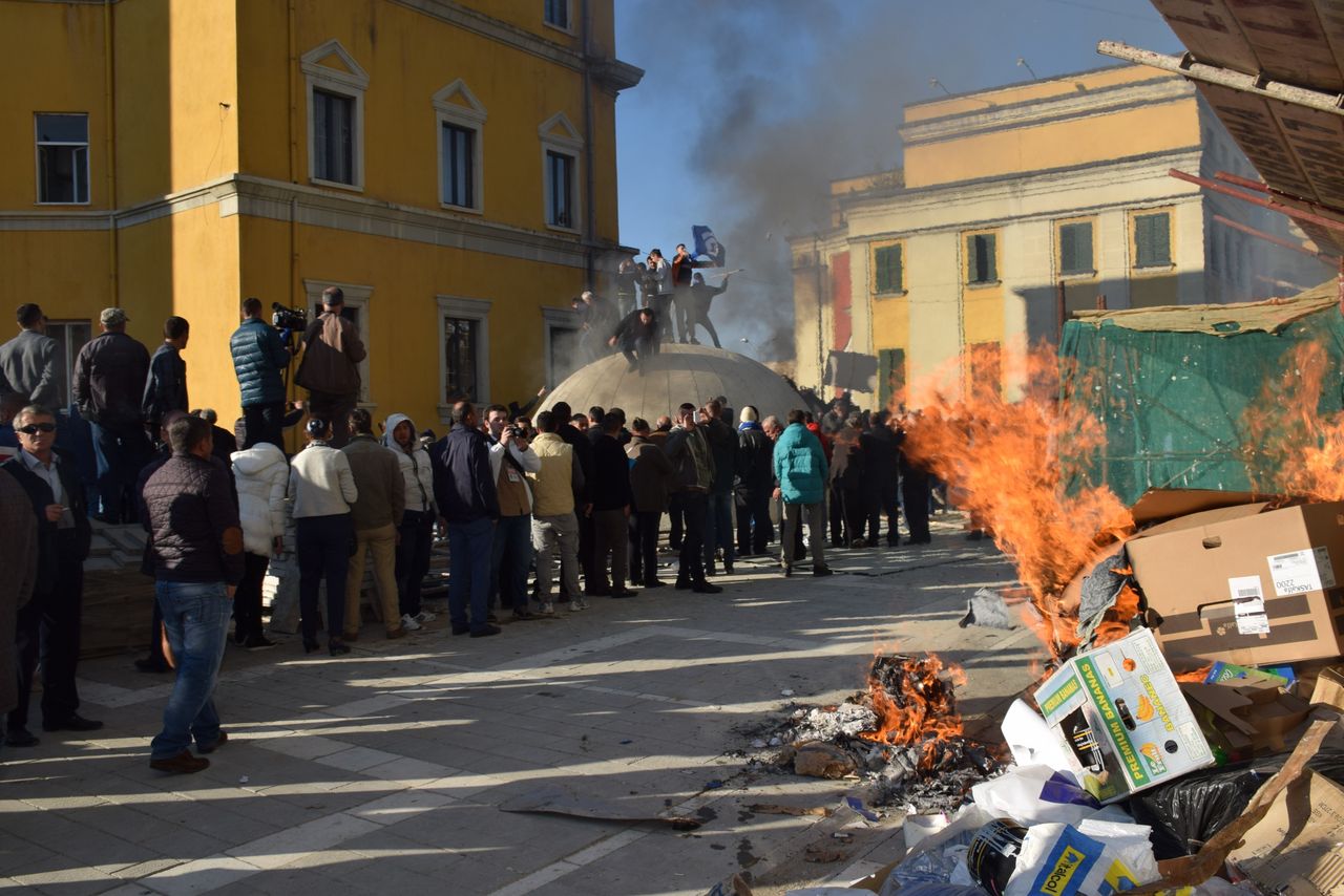 Tirana, Albania, 8 grudnia 2015 r., protesty antyrządowe. W głębi ludzie stoją na jednym z bunkrów, którymi usiany jest kraj