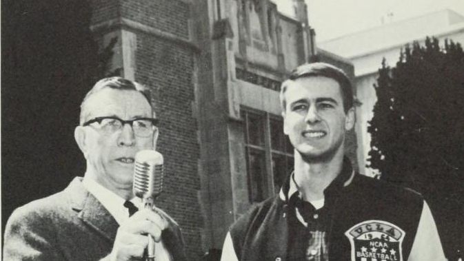 John Wooden (z lewej) w 1965 roku fot. domena publiczna