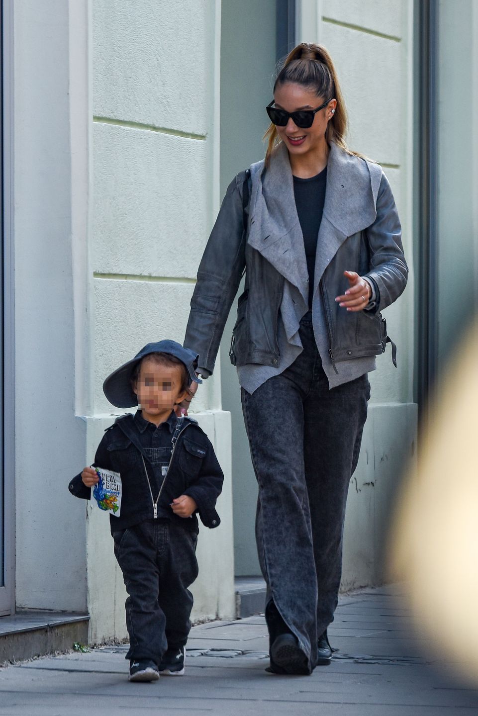 Ida Nowakowska "przyłapana" z synem i mamą