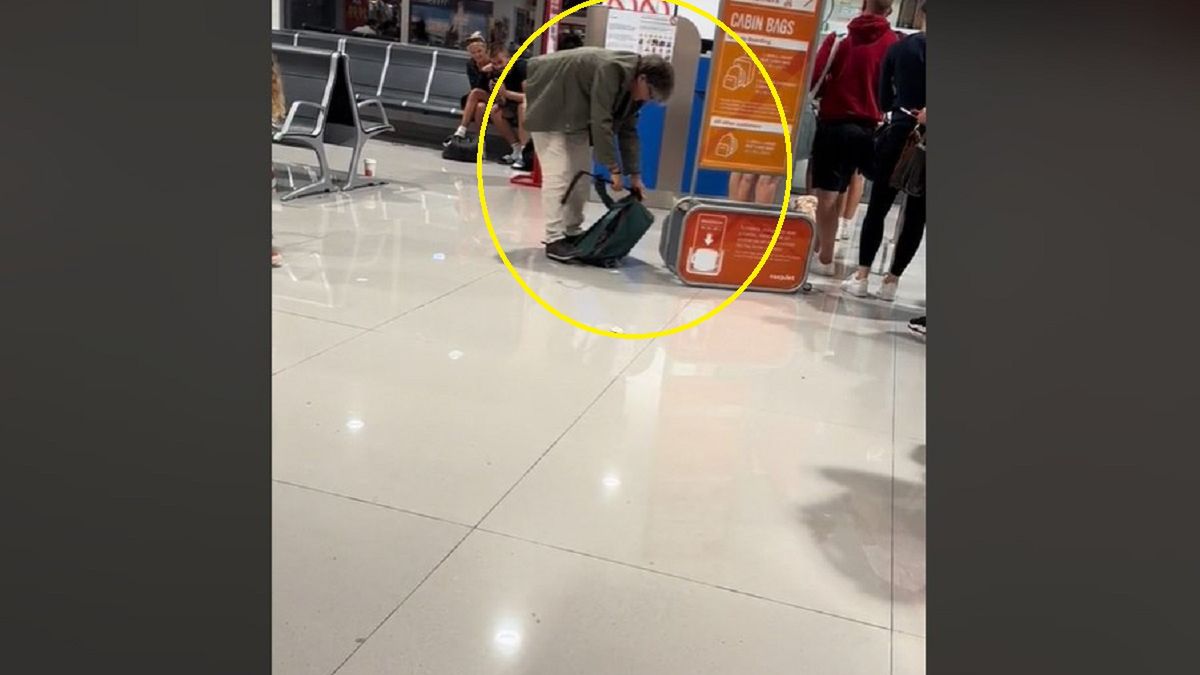 Szok! Zrobił to z walizką. Chciał uniknąć dodatkowych opłat.