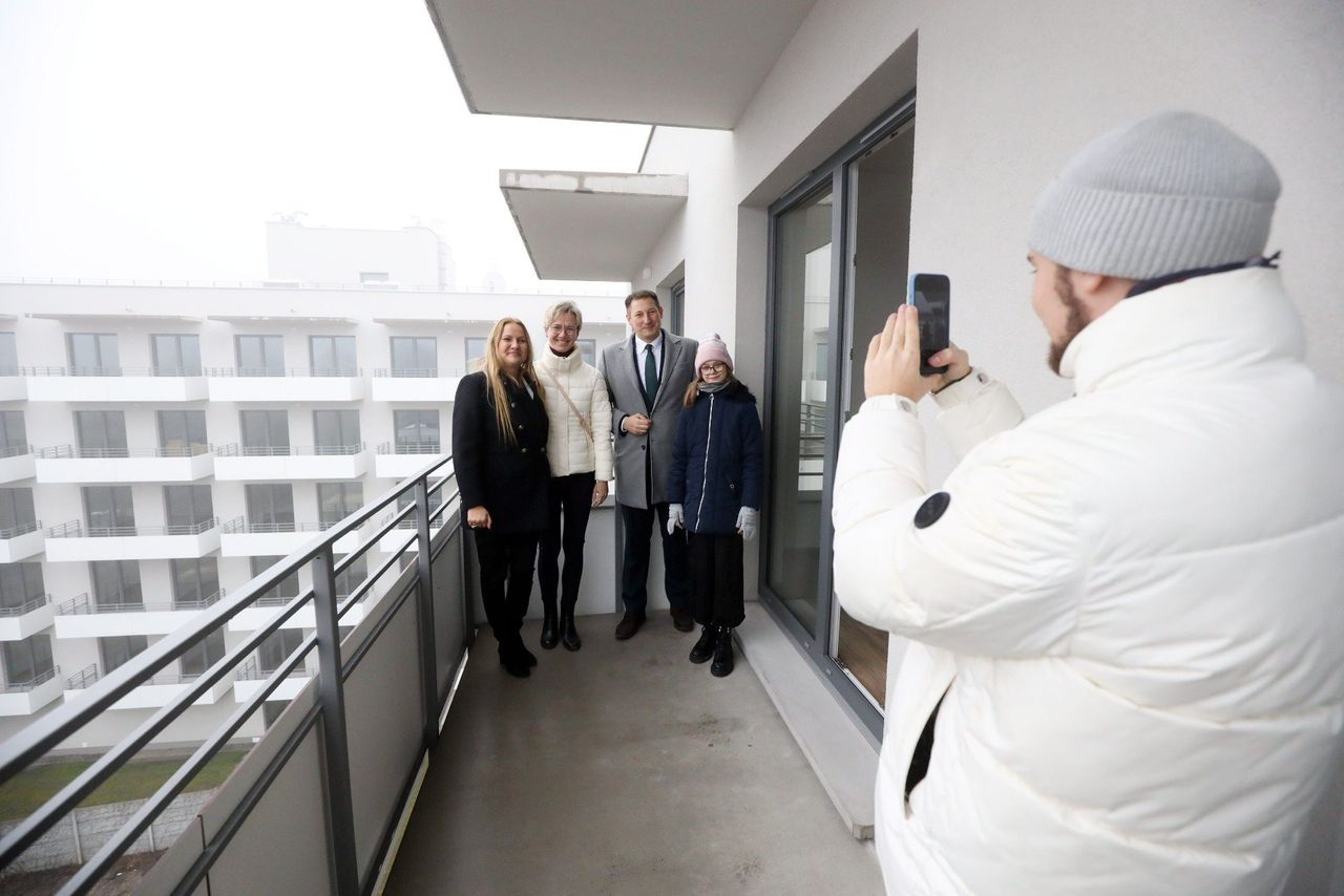 Sosnowiec: Nowe mieszkania SIM. Rodziny otrzymały świąteczne prezenty