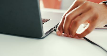 Czy trzeba odłączać laptopa od ładowarki? Eksperci wyjaśniają