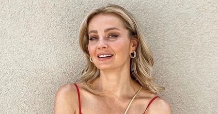 Wygląda zniewalająco. Małgorzata Socha zapozowała w czerwonej sukience maxi