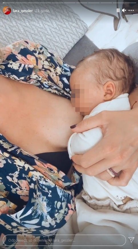Lara Gessler karmi piersią córkę Nenę