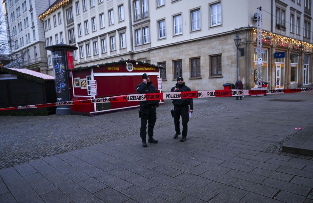 Polizei auf dem Weihnachtsmarkt in Magdeburg