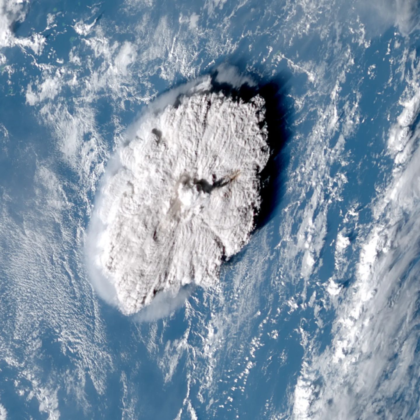 Pióropusz po wybuchu wulkanu Hunga Tonga