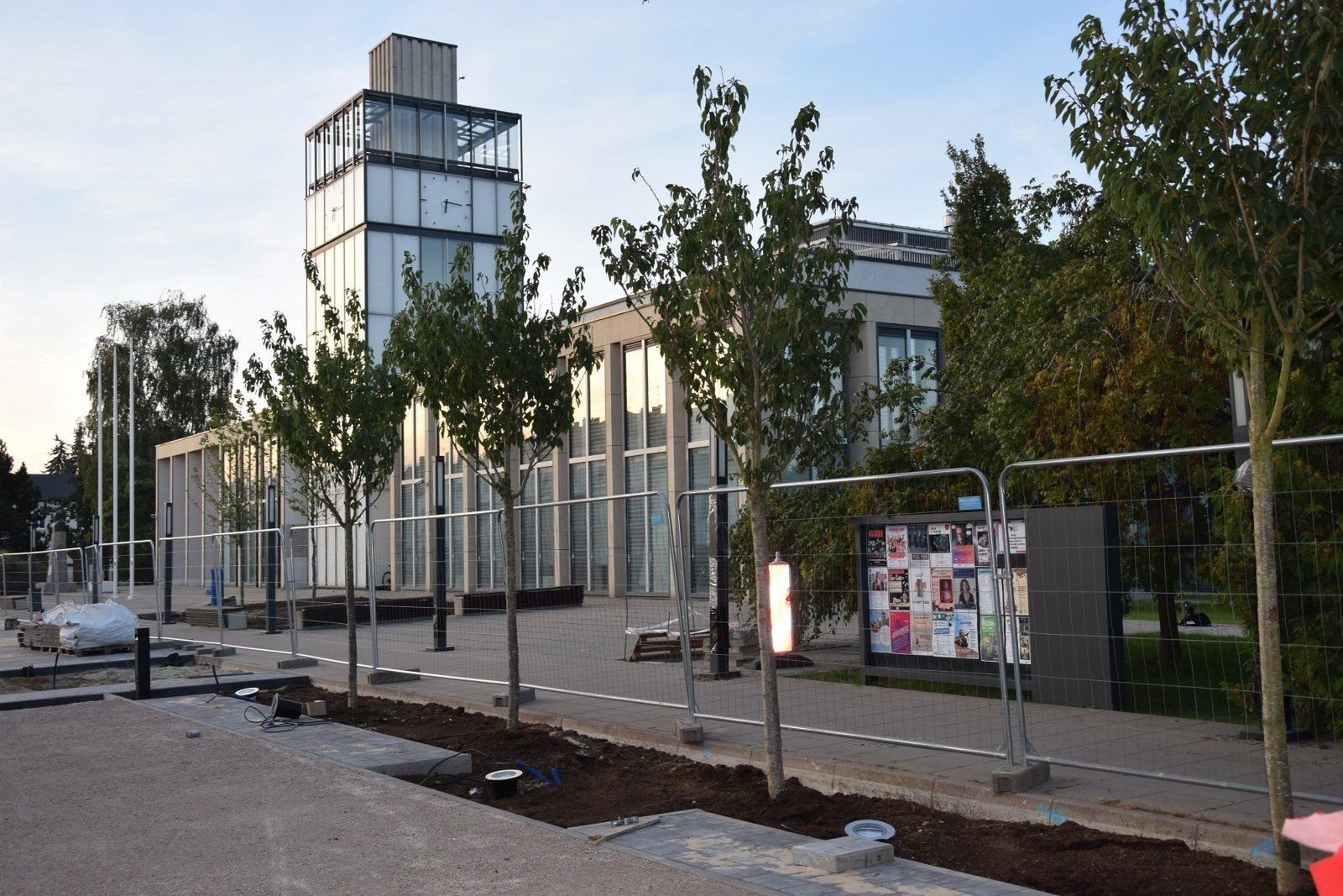 Drzewa zastąpiły beton w centrum Zduńskiej Woli. To już każdy widzi