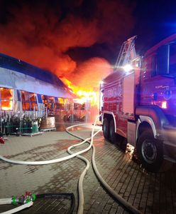 Pożar hali magazynowej w Rusocinie. Kilkanaście osób zdążyło uciec