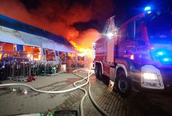 Pożar hali magazynowej w Rusocinie. Kilkanaście osób zdążyło uciec
