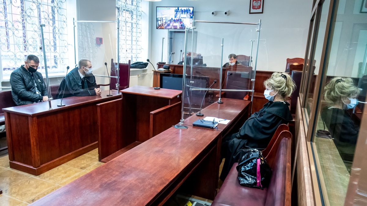 Pawe� Paradowski, Mariusz Lewandowski, Wojciech Przybysz, Alina Ciechanowicz-AdamskaW�oc�awek, 06.10.2021. Ojciec ofiary Pawe� Paradowski (L), jego pe�nomocnik adwokat Mariusz Lewandowski (P), s�dzia Wojciech Przybysz (2P) oraz obro�czyni oskar�onego adwokat Alina Ciechanowicz-Adamska (P) na sali S�du Okr�gowego we W�oc�awku, 6 bm. S�d ma wyda� wyrok ws. wypadku z 2015 roku, kiedy to 11-letni Kacper, jad�cy na rowerze, zosta� potr�cony przez pijanego kierowc�. (kf) PAP/Tytus �mijewski *** UWAGA!!! ZAKAZ PUBLIKACJI DANYCH OSOBOWYCH OSKAR�ONEGO! ***Tytus �mijewskicovid, covid-19, dziecko, epidemia koronawirusa, kacper, kierowca, koronawirus, maseczka ochronna, pandemia, pijany, proces, rozprawa, sars-cov-2, s�d, wypadek, wyrok, 11-letniego, BINARY<(21) bytes>