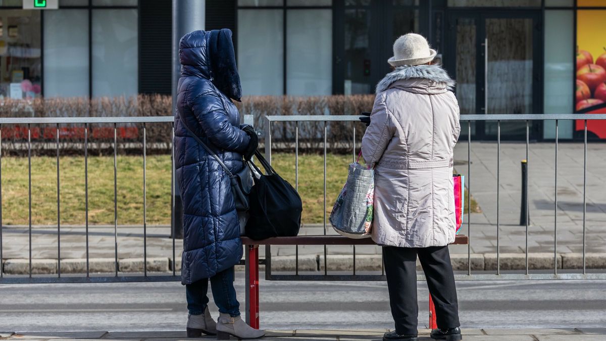 Na zdjęciu dwie panie w podeszłym wieku czekające na przystanku