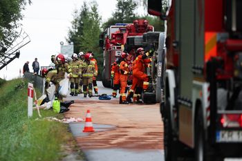Zmiażdżone auto między ciężarówkami. Dwie ofiary karambolu