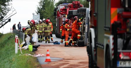 Zmiażdżone auto między ciężarówkami. Dwie ofiary karambolu