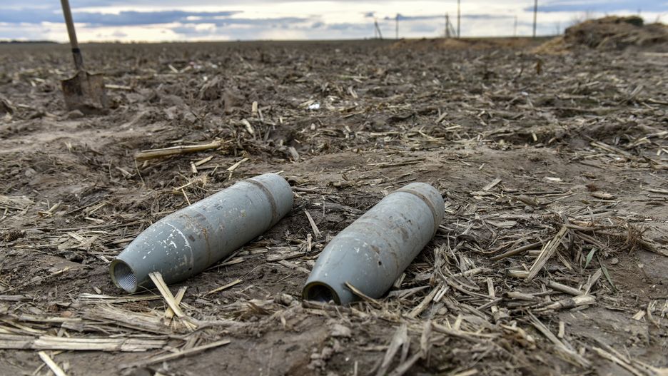 Shells lay in the field in Andriivka village of Kyiv (Kiev) area, Ukraine, 11 April 2022. UN Human Rights Council has decided to launch an investigation into the violations committed after Russia's full-scale invasion of Ukraine as Ukrainian Parliament reported. Russian troops entered Ukraine on 24 February resulting in fighting and destruction in the country, and triggering a series of severe economic sanctions on Russia by Western countries. EPA/OLEG PETRASYUK Dostawca: PAP/EPA.