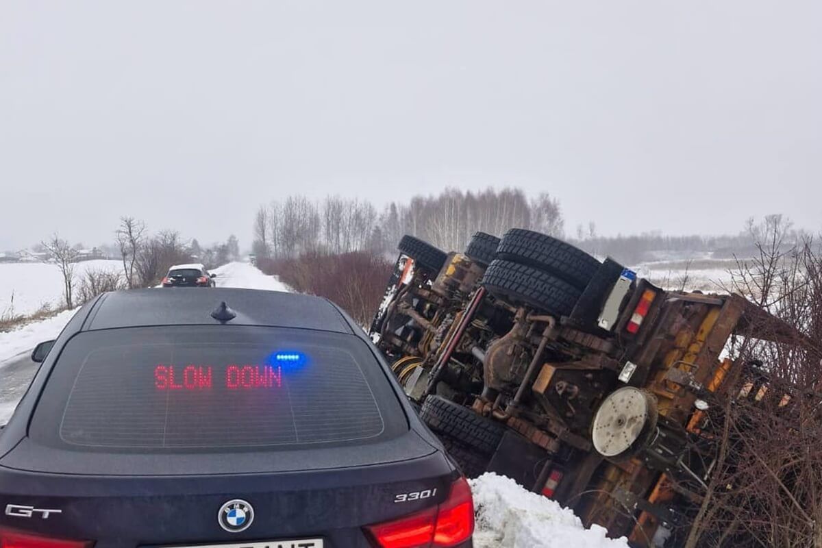 Pług śnieżny przewrócił się w rowie na trasie Oleśniki - Trawniki