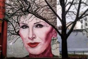 Zdewastowany mural Kory w Warszawie. Ustalenie sprawców pod znakiem zapytania