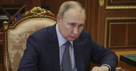 Co knuje Putin? Każe oddawać paszporty