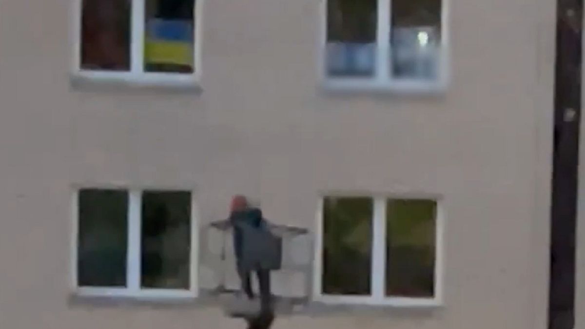 Służby pomalowały okno, w którym wisiała ukraińska flaga 