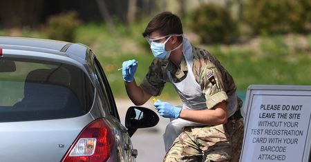 Koronawirus w Wielkiej Brytanii. Armia uruchamia prawie 100 mobilnych punktów do testowania