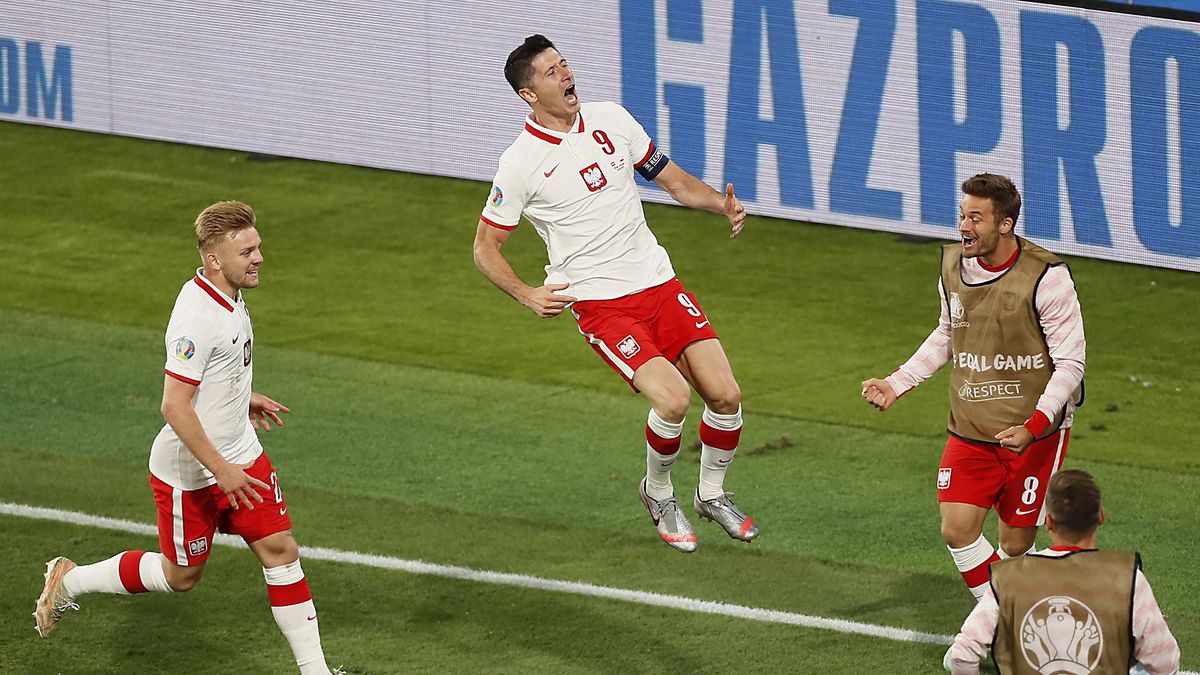 epa09287146 Robert Lewandowski (C) of Poland celebrates after scoring the 1-1 equalizer during the UEFA EURO 2020 group E preliminary round soccer match between Spain and Poland in Seville, Spain, 19 June 2021.  EPA/Jose Manuel Vidal / POOL (RESTRICTIONS: For editorial news reporting purposes only. Images must appear as still images and must not emulate match action video footage. Photographs published in online publications shall have an interval of at least 20 seconds between the posting.) Dostawca: PAP/EPA.