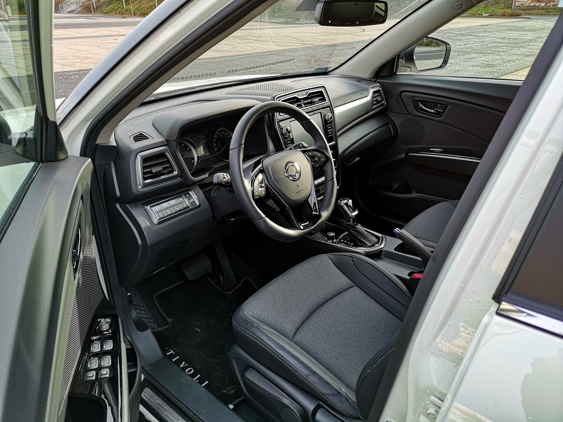 SsangYong Tivoli: Systemy bezpieczeństwa, standardowe audio i prosty system 3