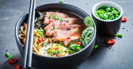 Makaron udon – właściwości. Z czym go podawać i jak zrobić?